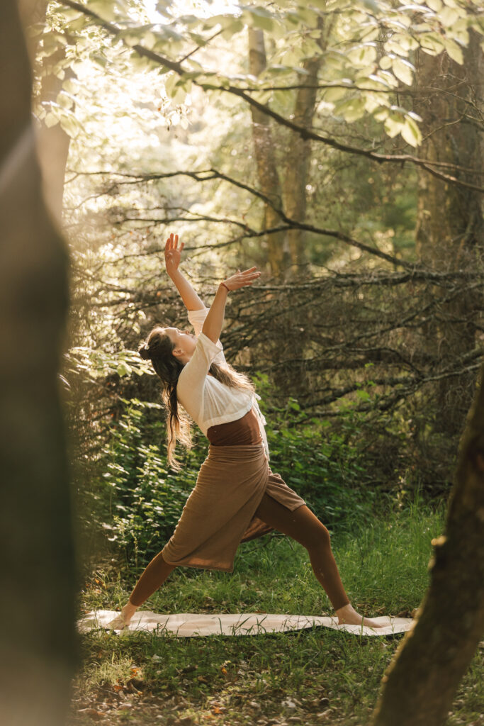 intuitiver Yoga Flow_wald_Isabell Scherrers